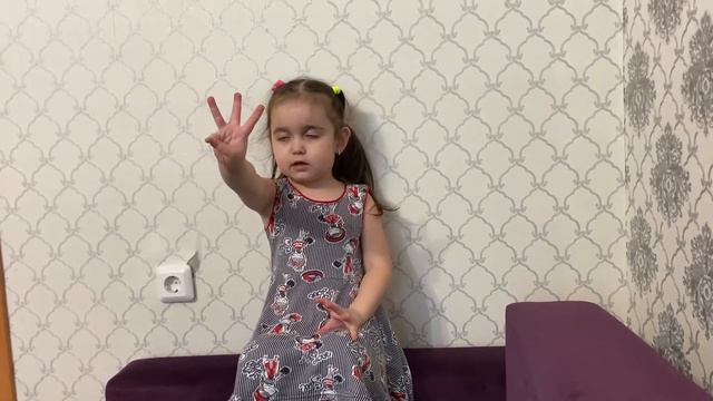 Играем с Соней в магазин. Налепила пельменей и напекла пирожков для своих любимых. смотреть онлайн