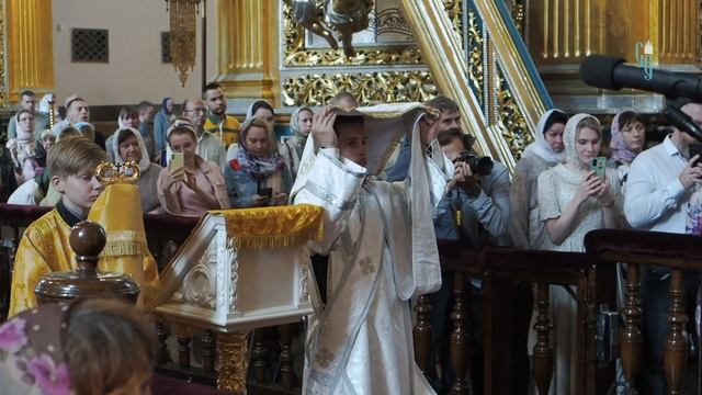 Архипастырь возглавил воскресное богослужение в Свято-Успенском соборе смотреть онлайн