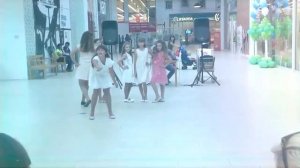 Дефиле юных моделей. Милена демонстрирует одежду от Mango Kids. Дeтская Школа моделей Celebrity