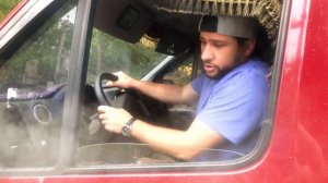 У папы сломалась машина, колесо отвалилось. Дамир приехал на помощь.