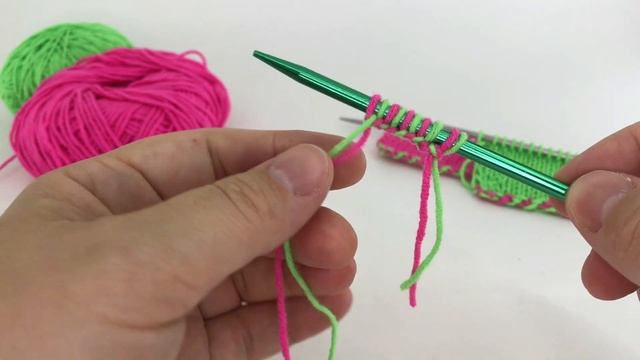 Потрясающе красивый разноцветный набор петель спицами