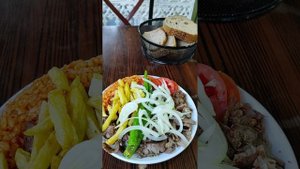 Самая вкусная шаурма и дешёвая у Стамбуле.Только знают местные Турки...