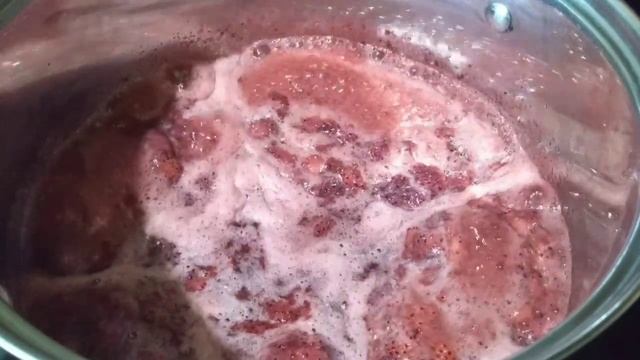 Джем из клубники с кусочками без загустителя за 10 минут.