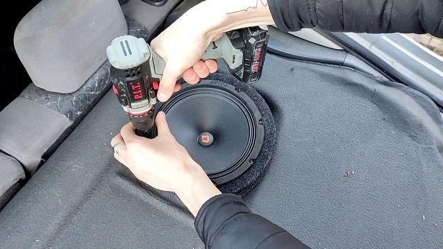 Установка Акустики DL Audio Raven 200 в заднюю полку автомобиля Nissan Primera смотреть онлайн