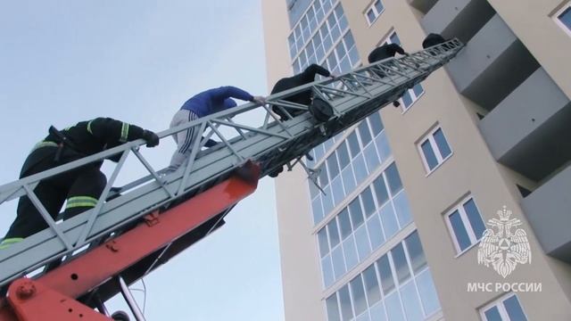 Огнеборцы Челябинска отработали различные способы спасения людей из зданий.