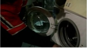 Из-под люка стиральной машины течёт вода