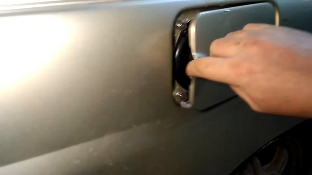 Фиксатор лючка бензобака ВАЗ 2111 смотреть онлайн