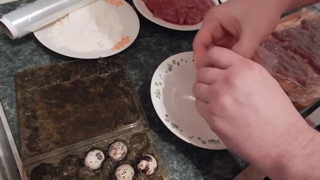 жареная свиная печень в яйце смотреть онлайн