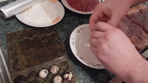 жареная свиная печень в яйце