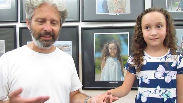 Эли Шапиро - самая юная участница выставки "Автопортрет" в Хайфе смотреть онлайн