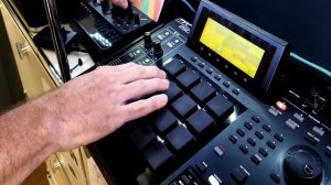 Fingerdrum Madness 3 - a beat on the Akai MPC 2500 and the Reloop RP7000 MK2