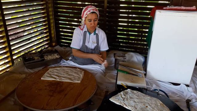 Как пекут турецкие лепешки гёзлеме • How a Turkish flatbread gözleme is baked