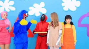 Венздей Аддамс і Русалонька повторюють Челенджі з TikTok!