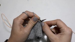 Перчатки спицами с анатомическим пальцем // Мастер класс // индийский клин на двух спицах