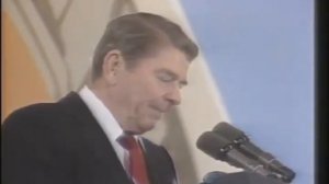 Речь Рейгана в Зап.Берлине в 87г. В зале лопнул шарик .Ронни отреагировал просто-"Промазали"