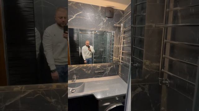 Ванная комната в темных тонах с душевым поддоном 0,7*1,10 м