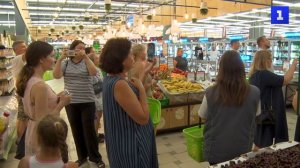 Ансамбль песни и пляски ЧФ спел Гимн Севастополя в торговом центре