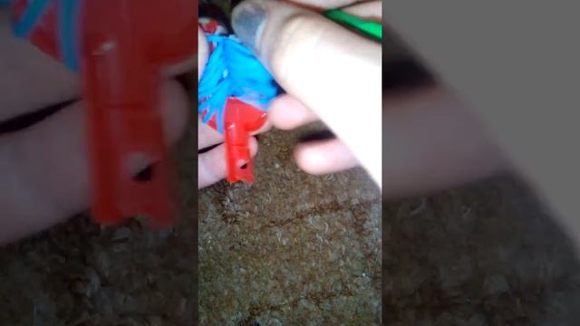 Простой брелок из резинок.Перо!!!