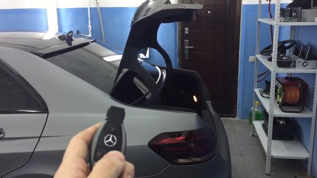 W212 - Закрытие крышки багажника с ключа. смотреть онлайн