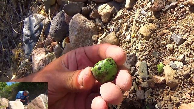 Какой то зелёный чёрный камень