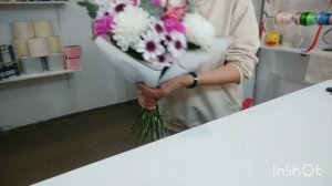 Букет с гвоздикой, хризантемой,кустовой розой.