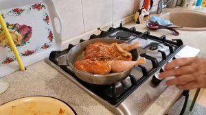 Цыплёнок табака в специальной сковородке.