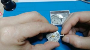 Как ПРАВИЛЬНО вынуть вал из часов.