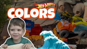 Мирон играет в набор Хот Вилс, где монстр траки меняют цвета в холодной и горячей воде! #hotwheels