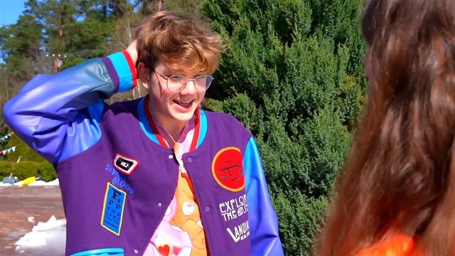 Бедная Девушка на Богатой Ночёвке! Ночь Страшных Историй! Призраки в Реальной Жизни! смотреть онлайн