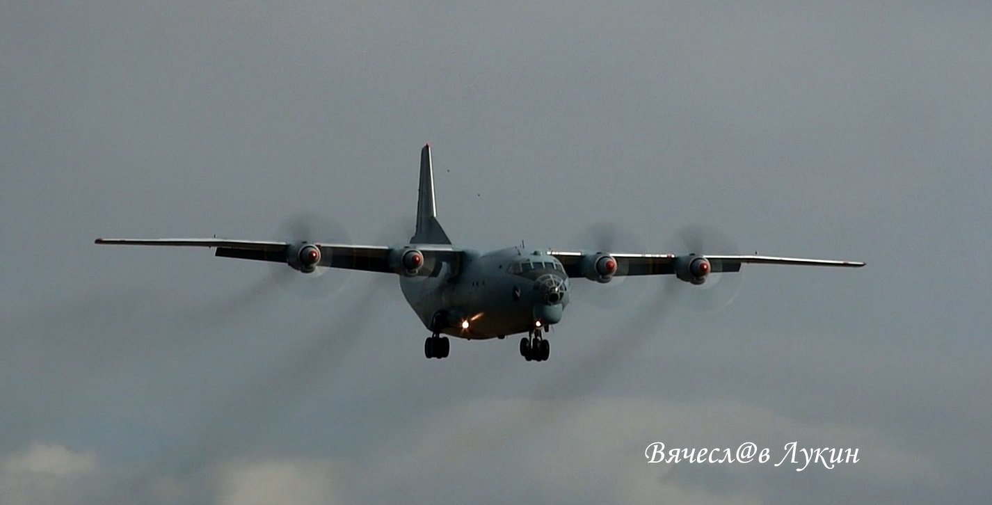 Посадка "Мамонта" Ан-12БК RF-94210