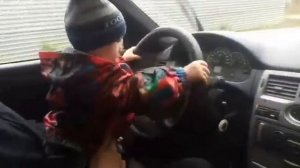 Ребенок за рулём 11месяцев