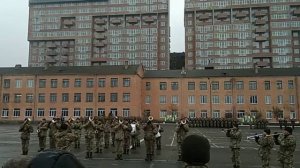 Военный оркестр зажигает.