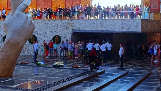 Смена Почётного Караула в Пантеоне Славы Мамаев Курган, Волгоград, 15 августа 2023 года, 17:00 часо смотреть онлайн