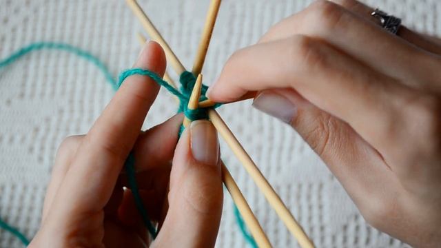УЗОР СПИЦАМИ №6. УЗОР ПЛЕТЕНКА ПРИ КРУГОВОМ ВЯЗАНИИ. Уроки вязания спицами. || Начни вязать