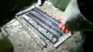 Извлекаем керн из колонковой трубы  Глубина залегания 45 метров.