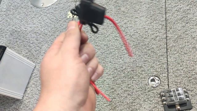 СТАВИМ И ПОДКЛЮЧАЕМ СЕРВИСНЫЙ АККУМУЛЯТОР В ЛОДКУ смотреть онлайн