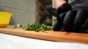 Оладьи на кефире с зеленым луком и яйцом