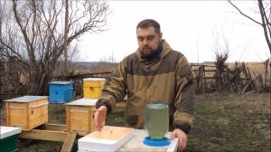 Нужна ли пчелам вода? Как правильно напоить пчел? Поилки для ульев.