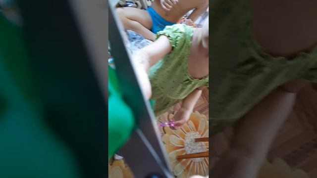 ДЕТИ ЗАНИМАЮТСЯ ВМЕСТЕ ТВОРЧЕСТВОМ В СВОБОДНОЕ ВРЕМЯ ДОМА.