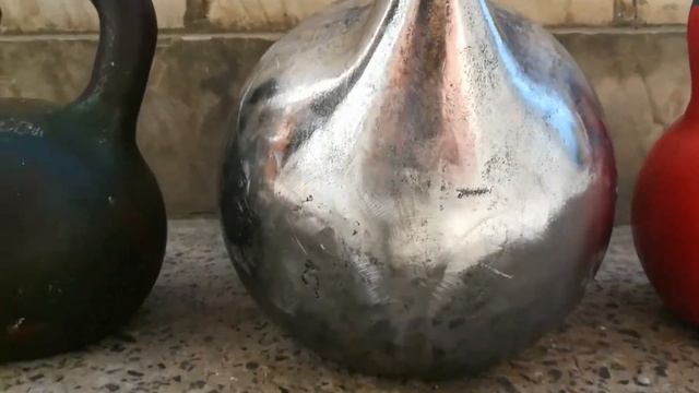 Обзор гири «Гордеевская» весом 64 кг рядом с советскими гирями весом 32 кг и 24 кг. смотреть онлайн