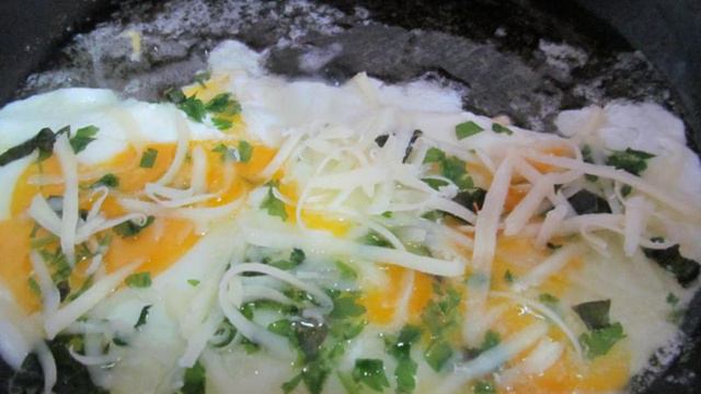 Горячий бутерброд с яйцом и колбасой