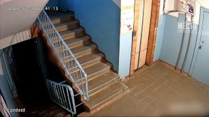 Перепутала подъездную дверь с туалетной