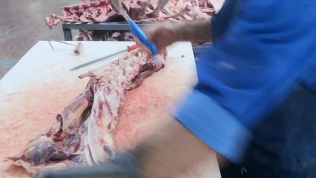 Обвалка говяжей полутуши по частям.