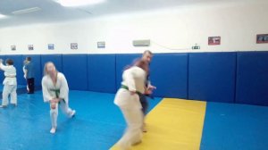 Варианты защиты от толчка в грудь.