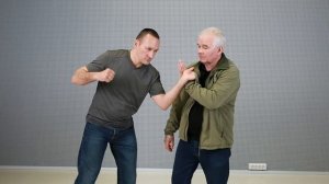 Освобождение от захвата за одежду.