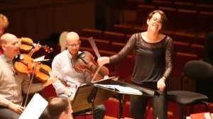 Эмоциональный дирижер кайфует от работы.