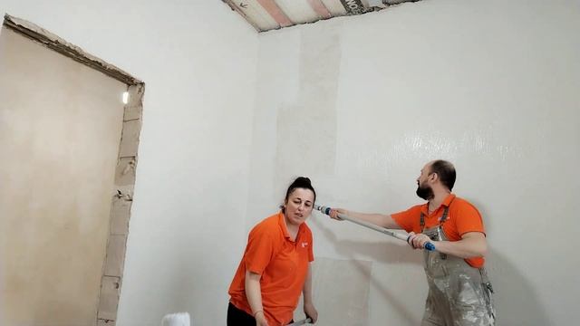 Нанесение шпаклёвки валиками, большим и маленьким ? смотреть онлайн