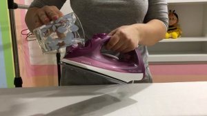 наливаю воду в утюг