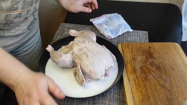 Курица запечённая на соли целеком в духовке. Очень вкусная, нежная с хрустящей корочкой. смотреть онлайн