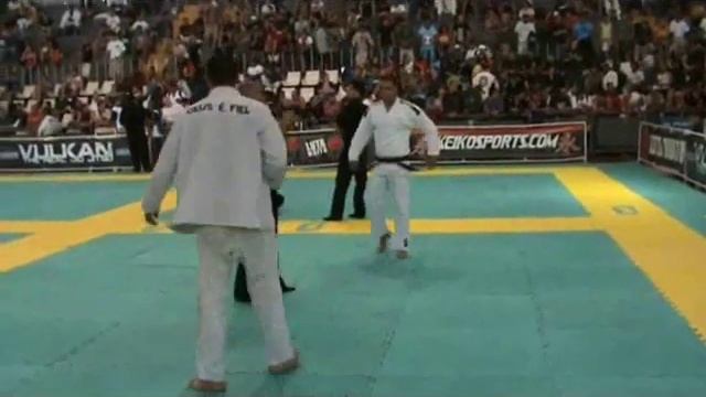 International Masters e Seniors 2010 - Chico Mendes (Checkmat BJJ) Vs Roger Ribas (Atos/Guetho) смотреть онлайн